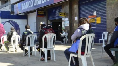 Filas en el Banco Unión para el cobro del Bono contra el Hambre