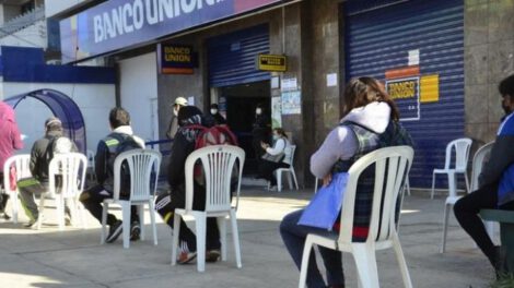 Filas en el Banco Unión para el cobro del Bono contra el Hambre