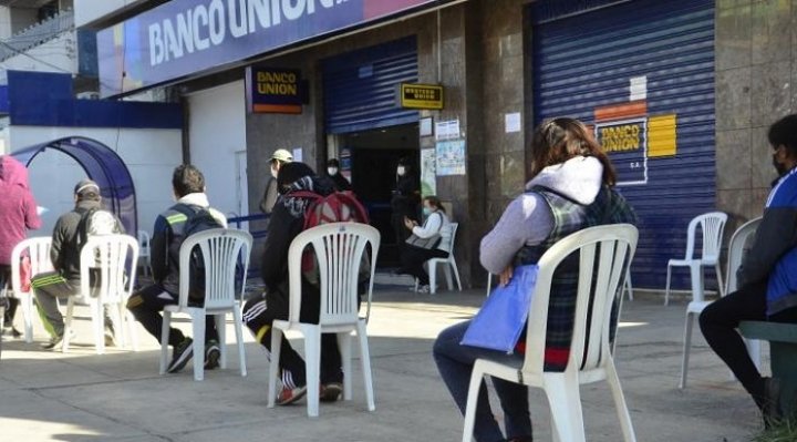 Filas en el Banco Unión para el cobro del Bono contra el Hambre