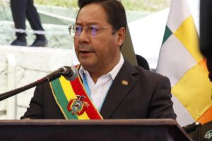 Luis Arce Catacora pide a la Policía respetar la Constitución y al pueblo boliviano