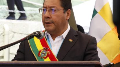 Luis Arce Catacora pide a la Policía respetar la Constitución y al pueblo boliviano