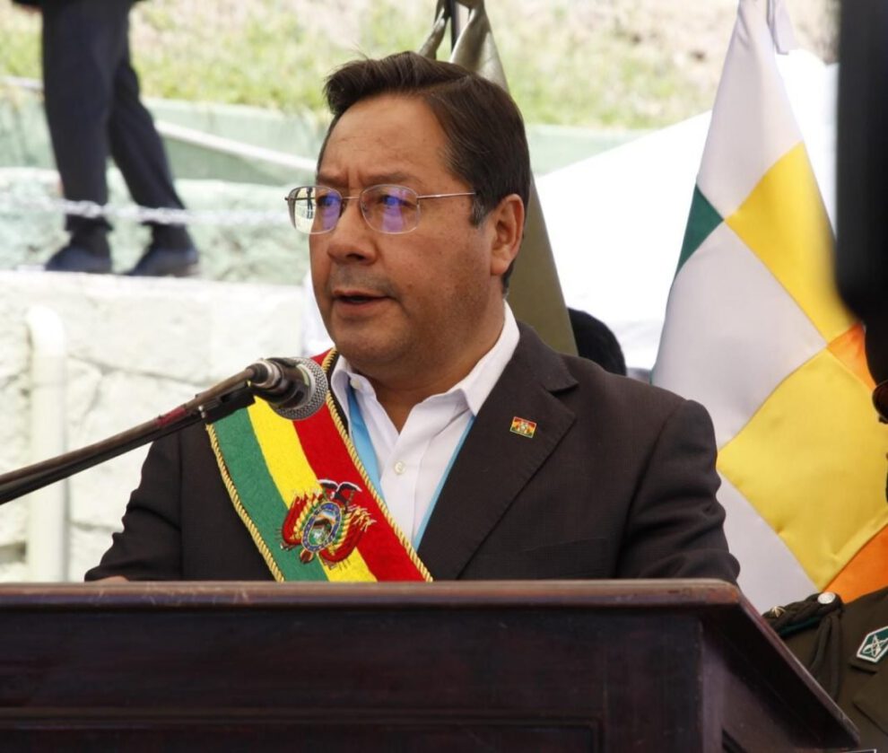 Luis Arce Catacora pide a la Policía respetar la Constitución y al pueblo boliviano