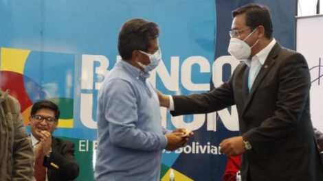 Bono contra el hambre entregado por Luis Arce