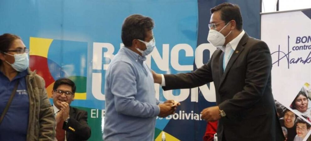 Bono contra el hambre entregado por Luis Arce
