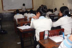 Entrega de títulos de bachiller en el aula