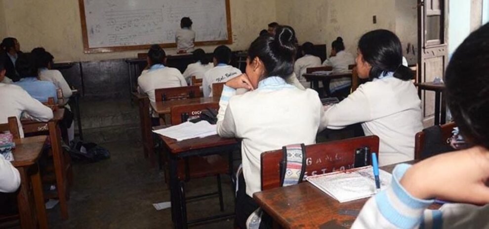 Entrega de títulos de bachiller en el aula
