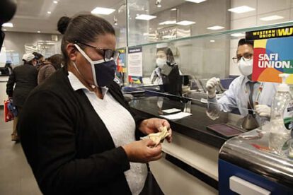 Atención en cajas para el Bono Contra el Hambre