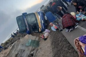 Conductor ebrio provoca vuelco de bus en la carretera entre Oruro y Potosí