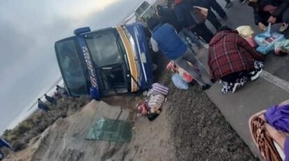 Conductor ebrio provoca vuelco de bus en la carretera entre Oruro y Potosí