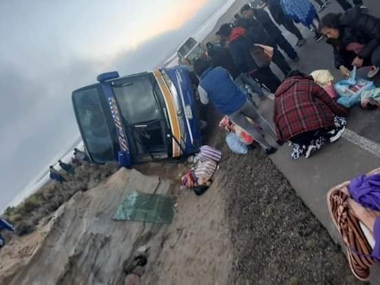 Conductor ebrio provoca vuelco de bus en la carretera entre Oruro y Potosí