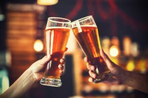 Brindis con vasos de cerveza en Bolivia