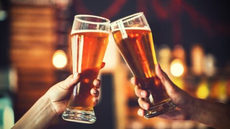Brindis con vasos de cerveza en Bolivia