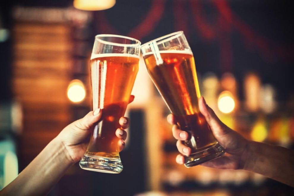 Brindis con vasos de cerveza en Bolivia