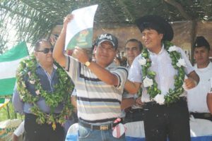 Evo Morales Ayma entregando títulos de propiedad de tierras recuperadas