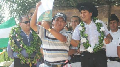 Evo Morales Ayma entregando títulos de propiedad de tierras recuperadas