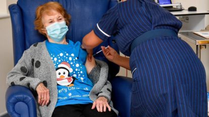 Maggie Keenan se convirtió en la primera persona en recibir la vacuna contra el Covid-19