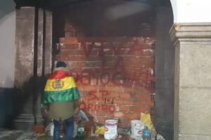 Vásquez acusa a la Policía de participar en la quema de su casa