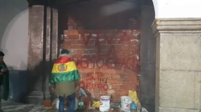 Vásquez acusa a la Policía de participar en la quema de su casa