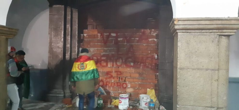 Vásquez acusa a la Policía de participar en la quema de su casa
