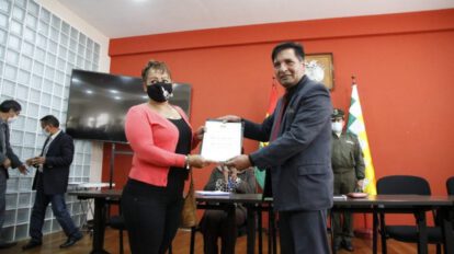 Diplomas de bachiller 2020 entregados por el ministro de Educación, Adrián Quelca