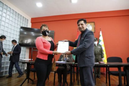 Diplomas de bachiller 2020 entregados por el ministro de Educación, Adrián Quelca