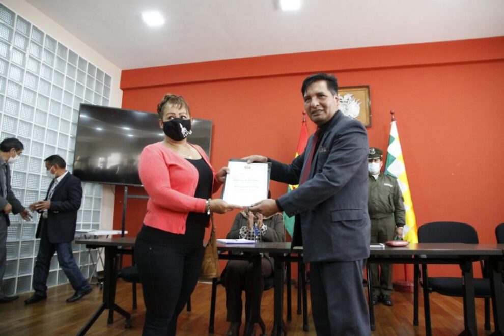 Diplomas de bachiller 2020 entregados por el ministro de Educación, Adrián Quelca