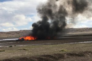Camión incinerado en Calacoto con mercadería de contrabando