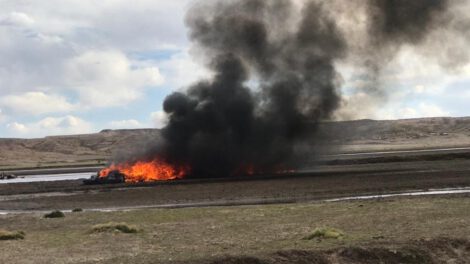 Camión incinerado en Calacoto con mercadería de contrabando