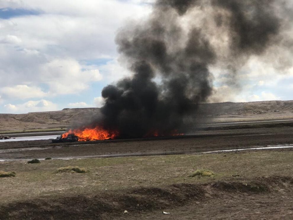Camión incinerado en Calacoto con mercadería de contrabando