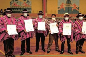 Médicos naturistas recibiendo matrículas del Ministerio de Salud