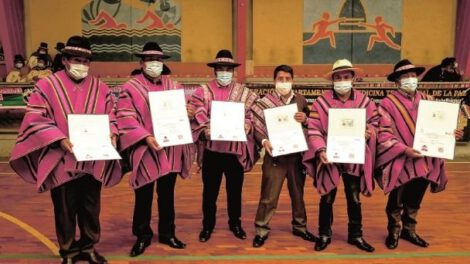 Médicos naturistas recibiendo matrículas del Ministerio de Salud