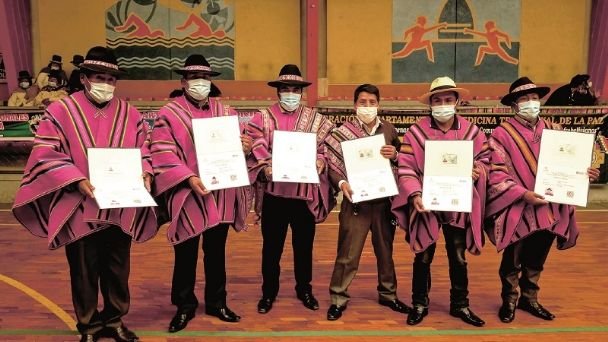 Médicos naturistas recibiendo matrículas del Ministerio de Salud