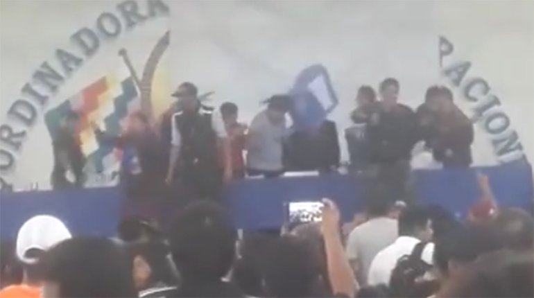 Momento del silletazo a Evo Morales en el ampliado de Lauca Ñ