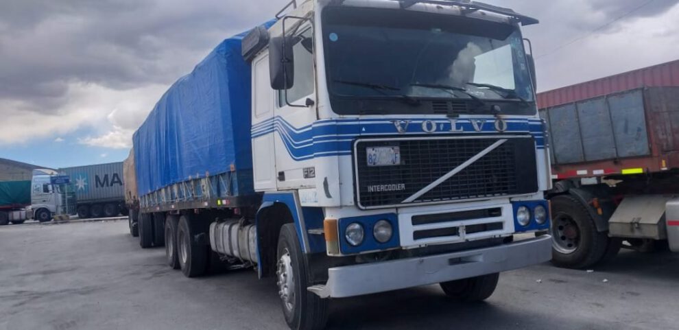 Camión comisado con mercadería no declarada