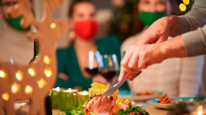OMS recomienda utilizar barbijos en reuniones familiares de fin de año