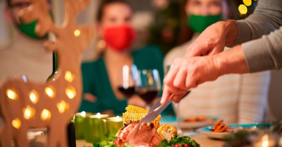 OMS recomienda utilizar barbijos en reuniones familiares de fin de año