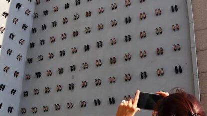 Violencia machista en Turquía representada por 440 pares de zapatos colgados
