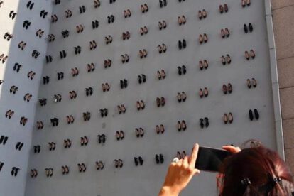 Violencia machista en Turquía representada por 440 pares de zapatos colgados