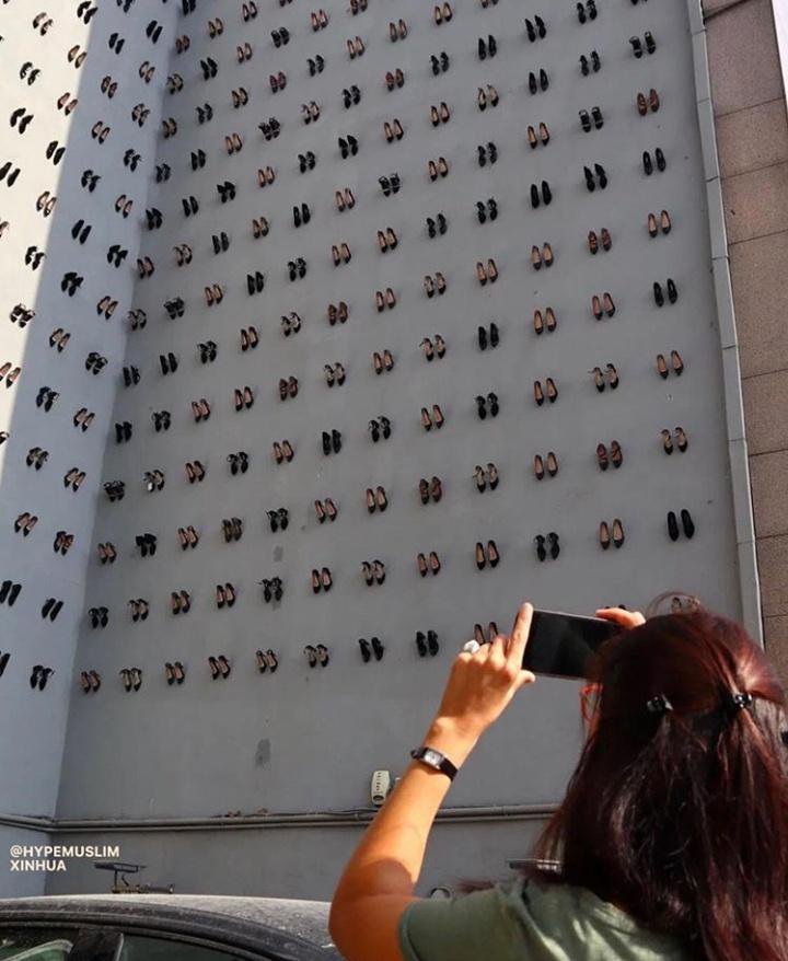 Violencia machista en Turquía representada por 440 pares de zapatos colgados