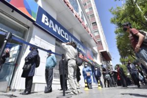 Personas hacen filas en los bancos para cobrar el Bono Contra el Hambre