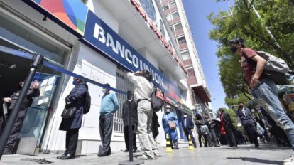 Personas hacen filas en los bancos para cobrar el Bono Contra el Hambre