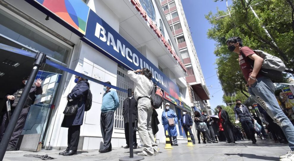 Personas hacen filas en los bancos para cobrar el Bono Contra el Hambre