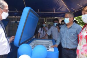 Covid-19 en Bolivia: Ministerio de Salud entrega equipos para vacunación