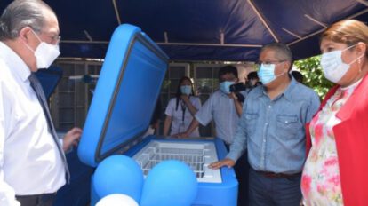 Covid-19 en Bolivia: Ministerio de Salud entrega equipos para vacunación