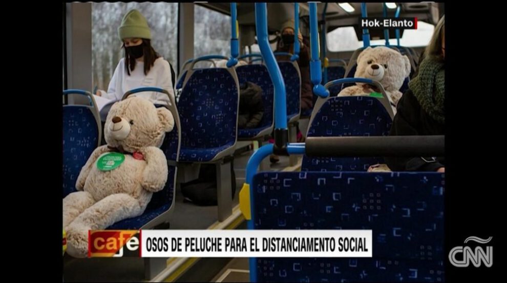 Osos de peluche en Finlandia ayudando al distanciamiento social