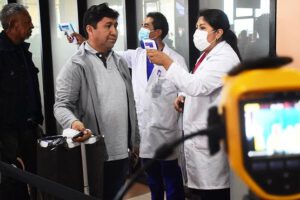 Control en el aeropuerto Jorge Wilstermann de Cochabamba por casos de Covid-19 en vuelo desde España