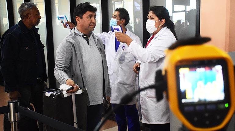 Control en el aeropuerto Jorge Wilstermann de Cochabamba por casos de Covid-19 en vuelo desde España