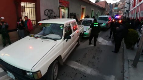 Conductor ebrio ocasiona un choque múltiple en zona escolar céntrica