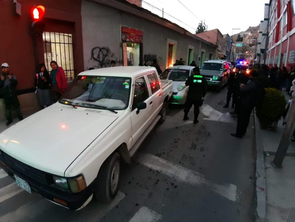Conductor ebrio ocasiona un choque múltiple en zona escolar céntrica