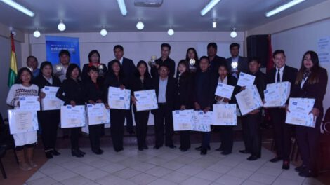 Reconocimiento a institutos técnicos en Oruro por su participación en competencia nacional